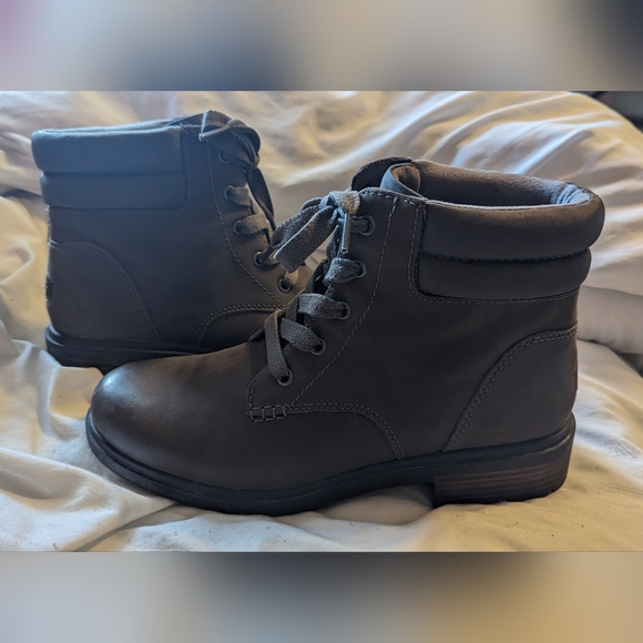 Ugg Harrison Boot - Picture 10 of 15